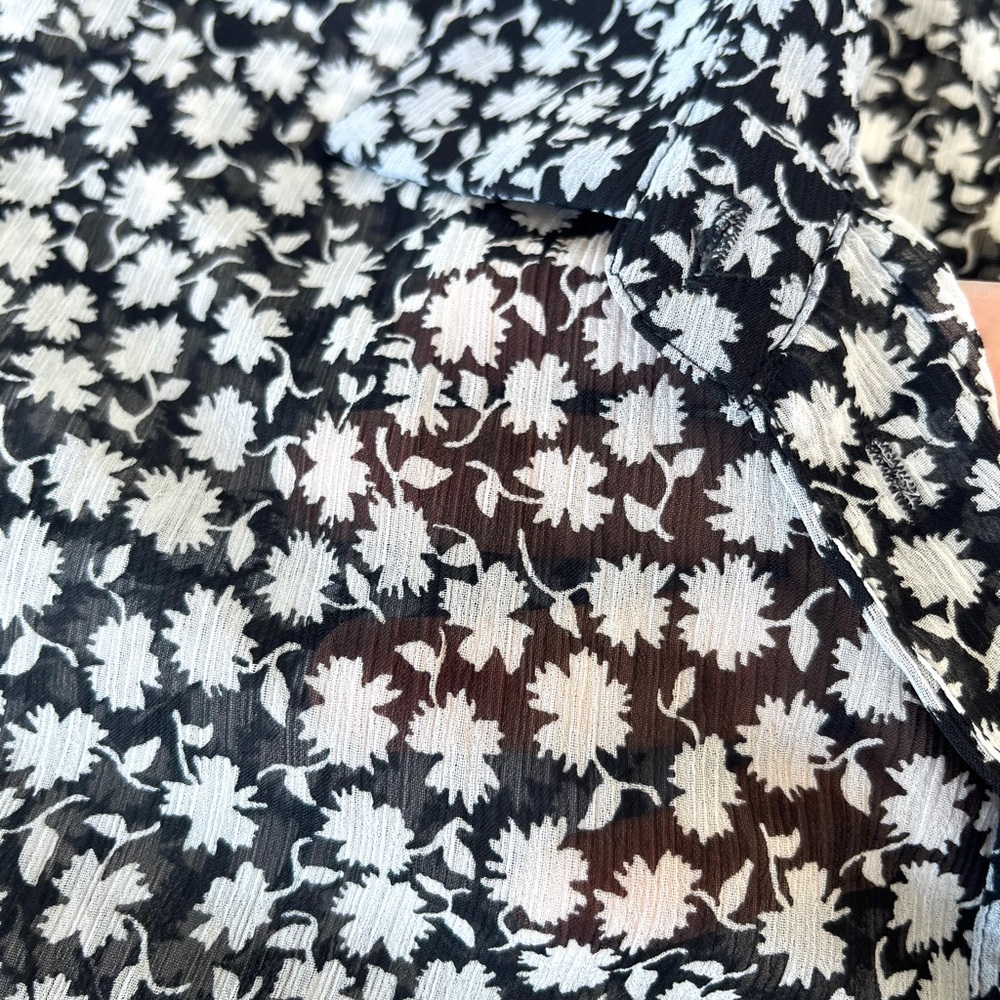 ✨ SALE ✨ H&M | Flowy Floral Shirtdress - Picture 11 of 16